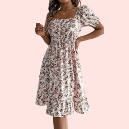 Finni – Verspieltes Sommerkleid mit floralem Print und Smok-Taille