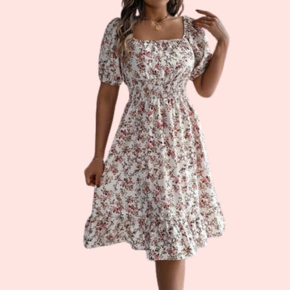 Finni – Verspieltes Sommerkleid mit floralem Print und Smok-Taille