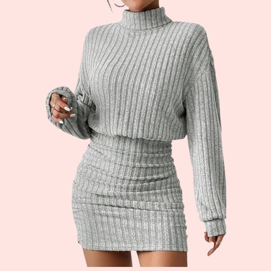 Anni – Kuscheliges Rippenstrick-Minikleid mit Stehkragen und gerafftem Rock