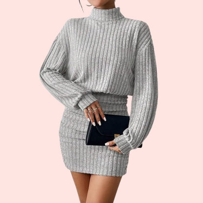 Anni – Kuscheliges Rippenstrick-Minikleid mit Stehkragen und gerafftem Rock
