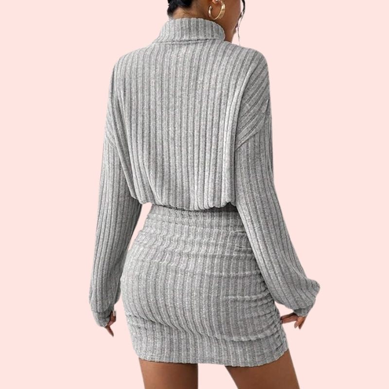 Anni – Kuscheliges Rippenstrick-Minikleid mit Stehkragen und gerafftem Rock